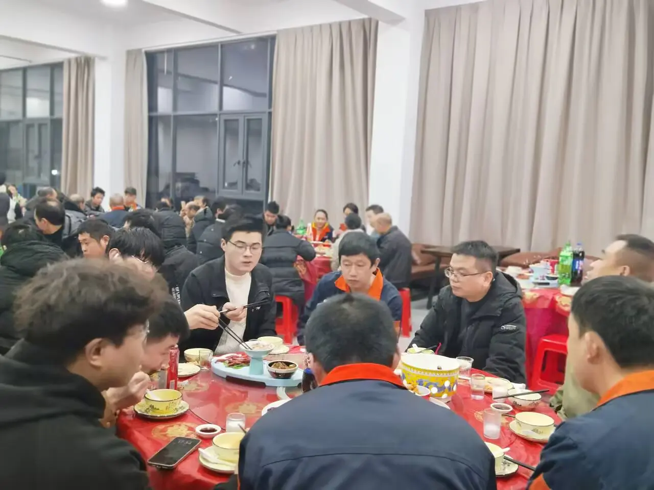 Wangong employees gather around the table for a festive dinner during the company's annual celebration.